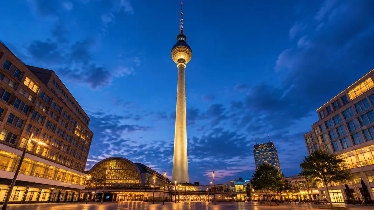 Beleuchteter Berliner Fernsehturm zur blauen Stunde über dem Alexanderplatz